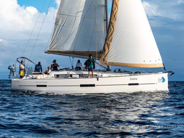 Naviguez dans les magnifiques eaux des Açores, au Portugal, à bord de ce grand bateau à louer.