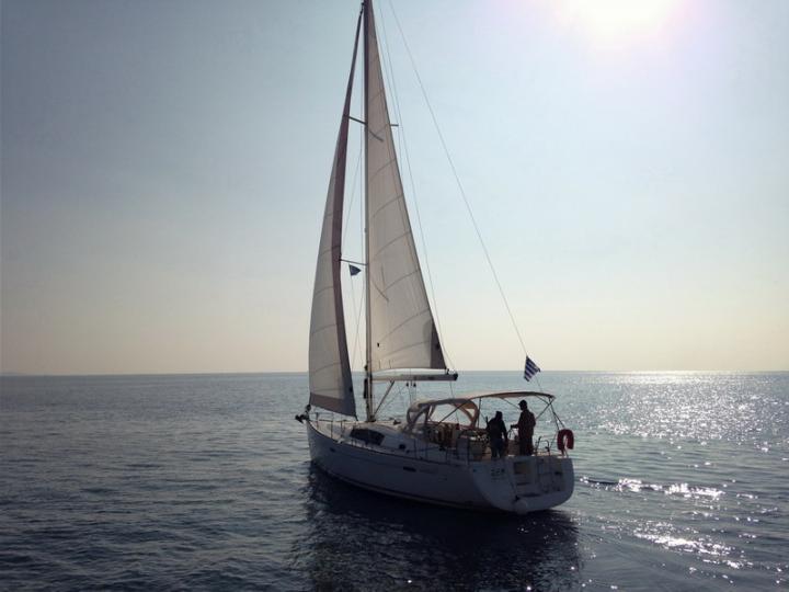 Chartern Sie ein Segelboot in der Nähe von Athen, Griechenland - für bis zu 8 Gäste.