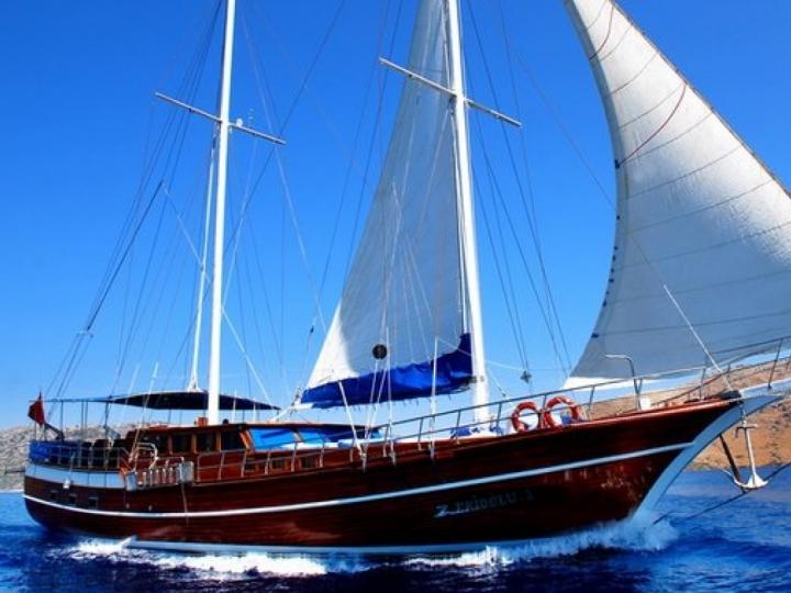 Boat rental service blue cruise in the Aegean Sea
