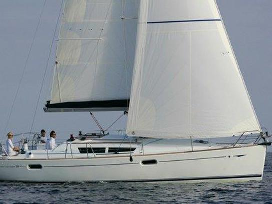 Sailing boat rental in Airlie Beach, Australia, for up to 6 guests.
