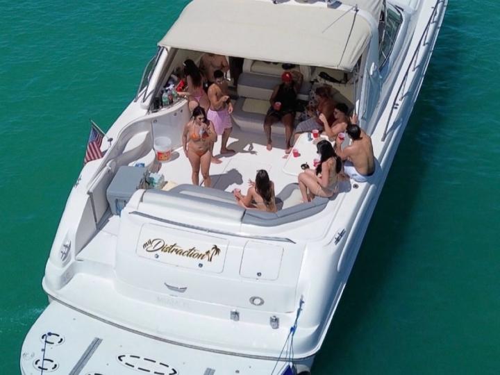 SPACIOUS 60' SEA RAY WITH 1
FREE HOUR