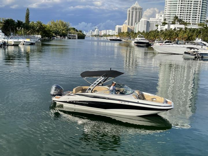 Spectacular Sandbar/Skyline Miami Boat Tour