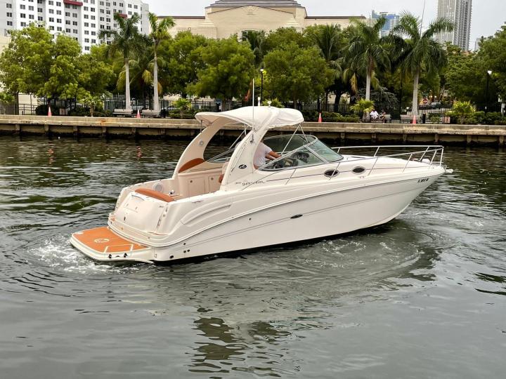 Get Up To 1 Hour FREE! Sea Ray 33' Luxury Yacht