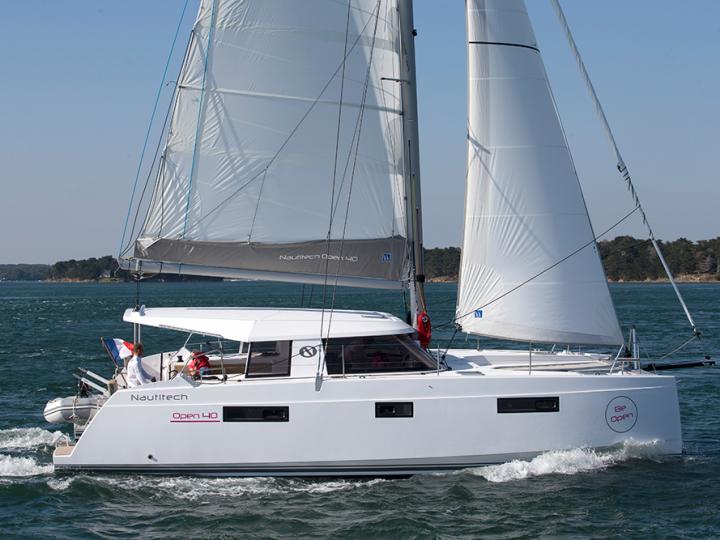 39ft catamaran for rent in Airlie Beach, Australia - Enjoy a great boat charter for 8 guests.