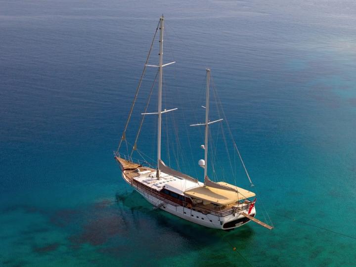 Esta maravillosa goleta de lujo que navega por las costas del mar Egeo y el Mediterráneo tiene 41 metros de eslora y capacidad para 9 personas.