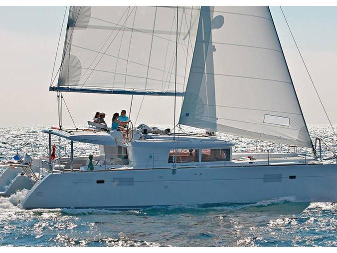 Private boat for rent in Mahe island for up to 8 guests and discover Seychelles on a catamaran.