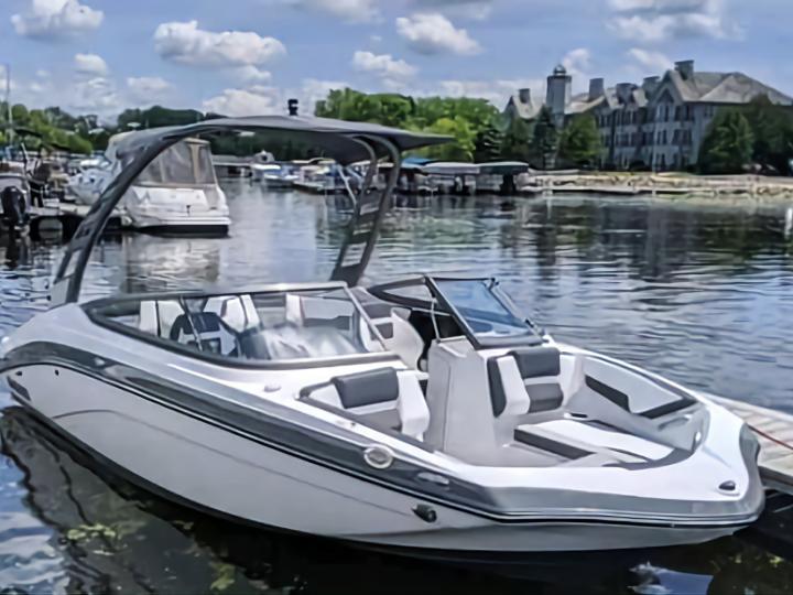 You can always make time for boating with the 2020 Yamaha 195s wake-surf