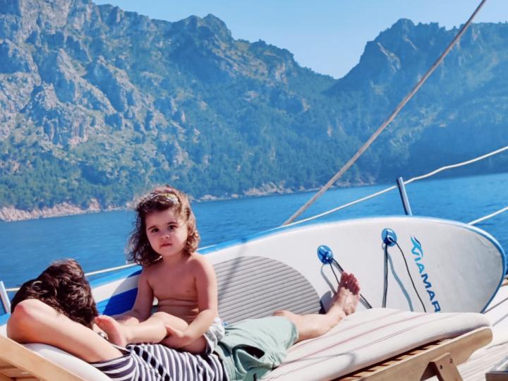 Ven con el Mar de Nergha y deja que su patrón se ocupe de todo para un auténtico y verdadero relax.