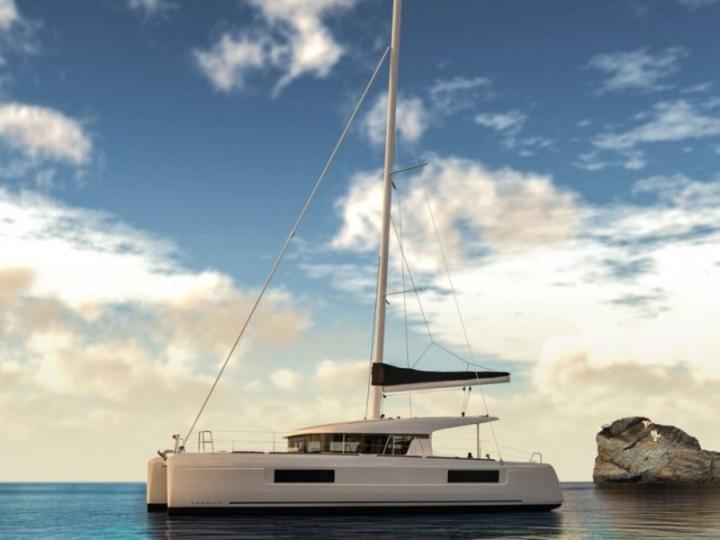 Sail on a rental catamaran in Airlie Beach, Australia - the ultimate vacation trip on a yacht charter!