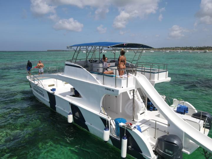 Private Party Boat For Weddings, Anniversary and Birthdays Party