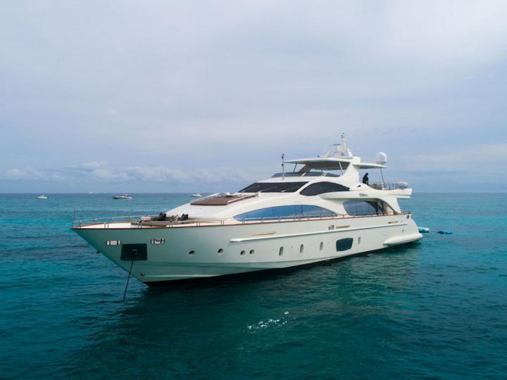 Luxurious 105' Azimut Luxury Yacht