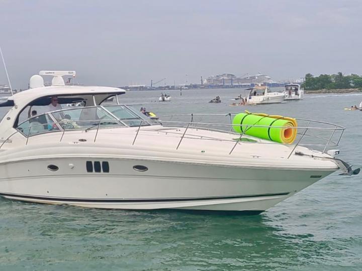 Come on board, relax and enjoy life on a SeaRay 44ft