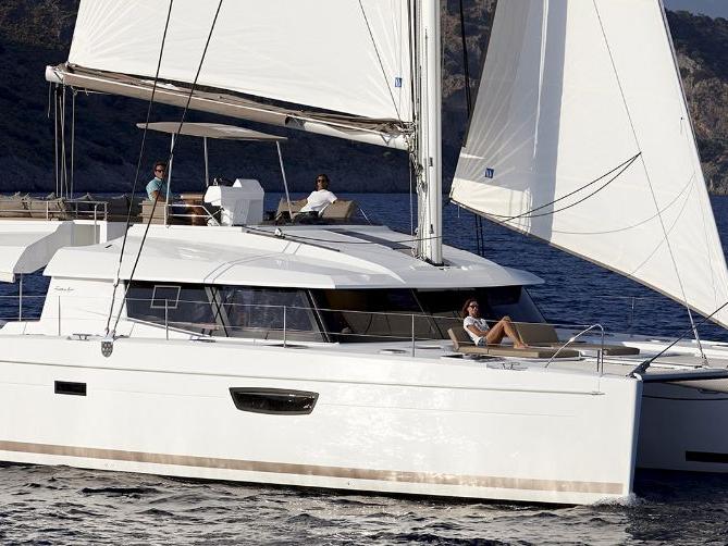 Discover sailing with rental catamaran in Scrub Island, British Virgin Islands.