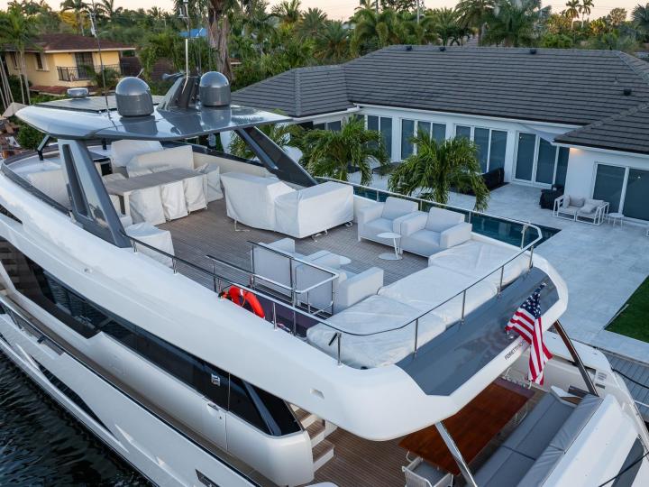 92 ft' Ferretti Yachts 920