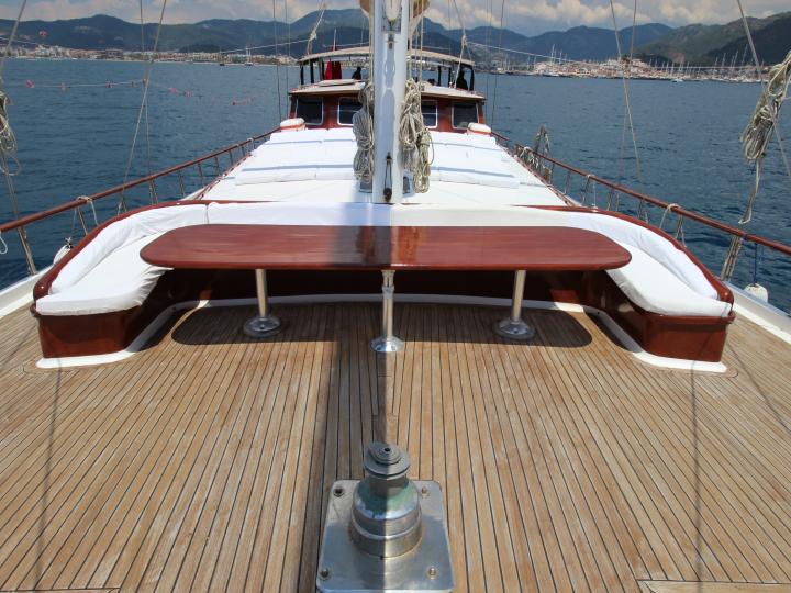 This wonderful luxe gulet yacht is 27.m long and for 16 people