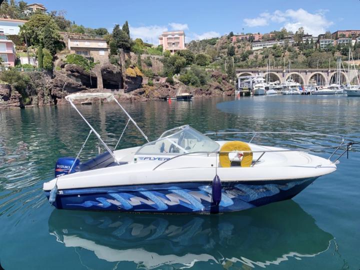 beneteau flyer 140 CV  (moteur neuf)