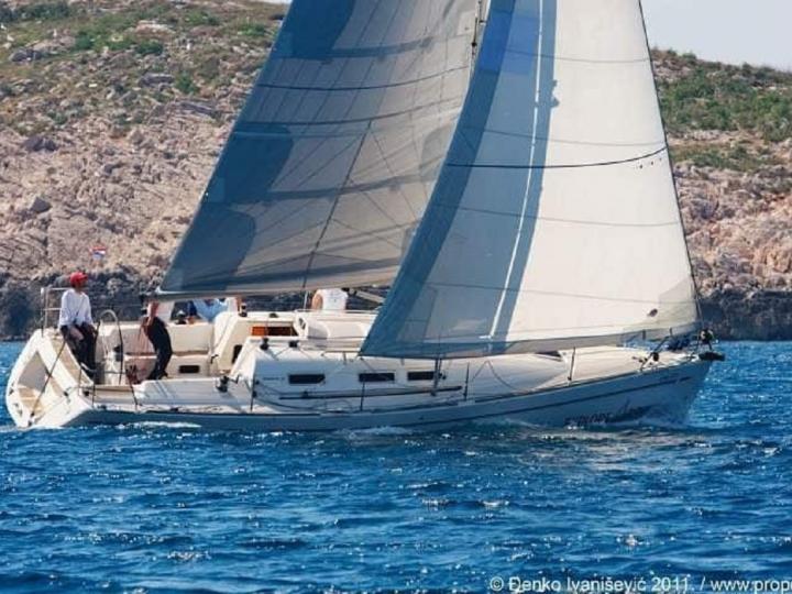 Elan 37 - Available from 1 to 10 days - Private sailing trip
