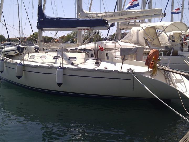 Yacht charter in Zadar, Croatia - rent a boat for up to 4 guests.