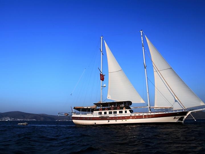 Boat rental in Bodrum, Turkey for up to 16 guests - discover sailing on a power boat.